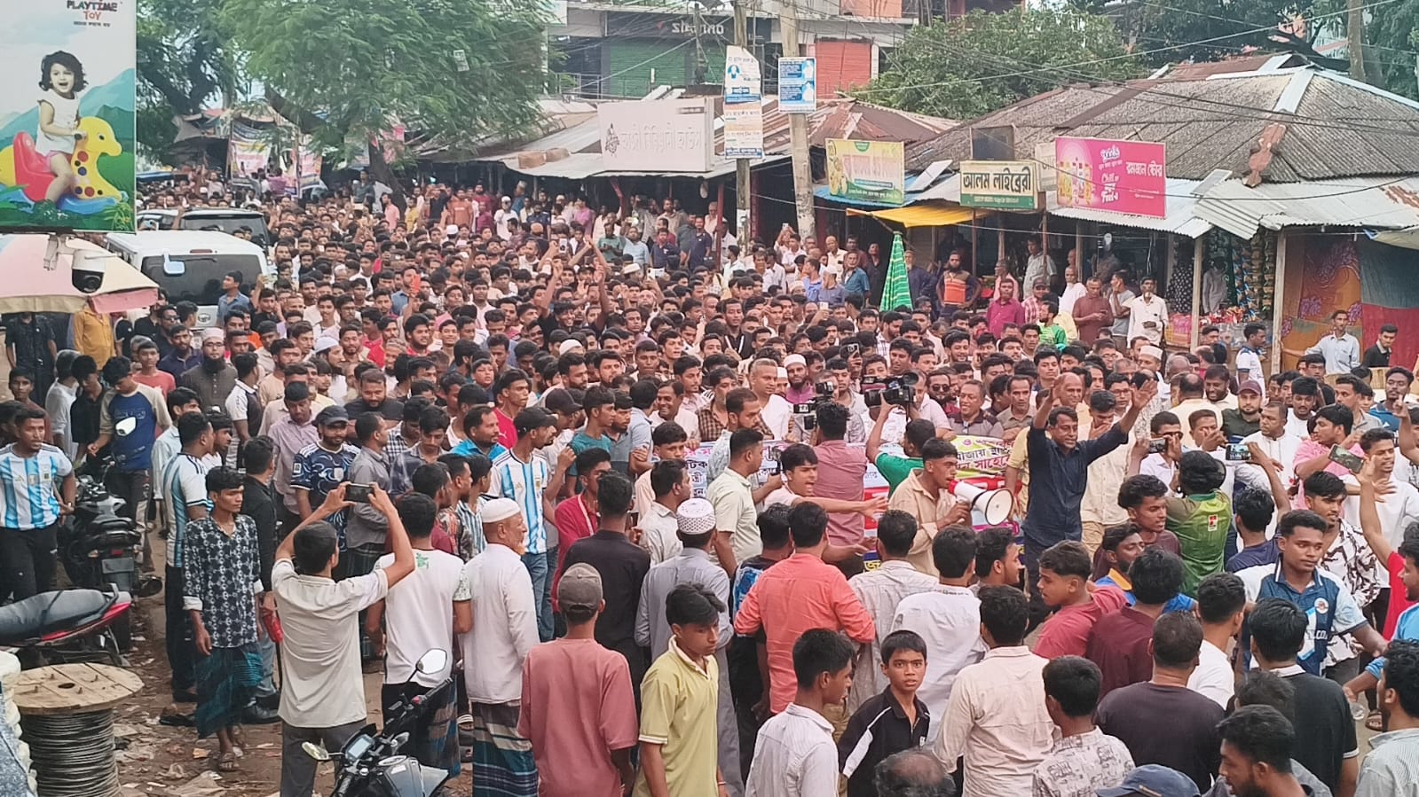 ফটিকছড়িতে উত্তর উপজেলা সদর দপ্তর ইস্যূতে হরতাল পরবর্তী বিক্ষোভ সমাবেশ ও মিছিল